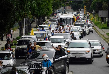 Venezuela; caravanas autos protesta