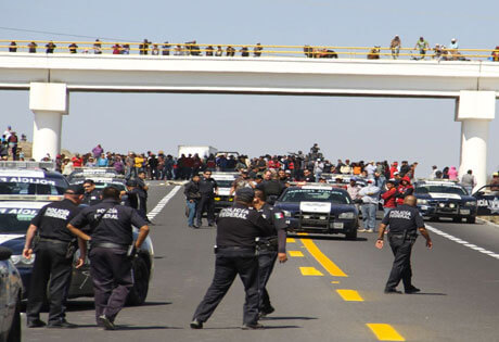 Puebla; bloquean autopista