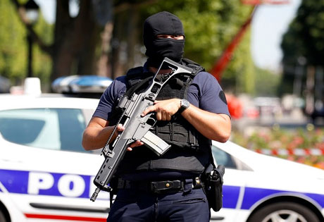 Embiste auto a camioneta policial en París