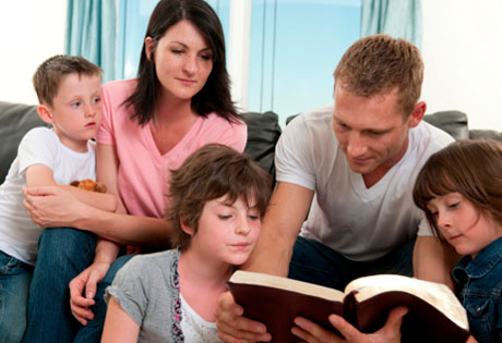 Lectura de biblia en familia