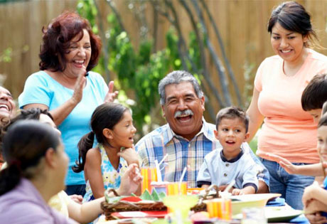 Familia feliz mexicana