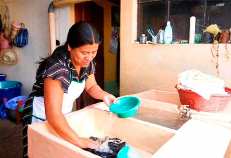 Mujeres lavando ropa