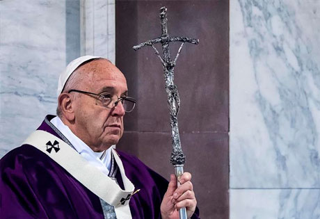 El Papa reza por quien le acusa