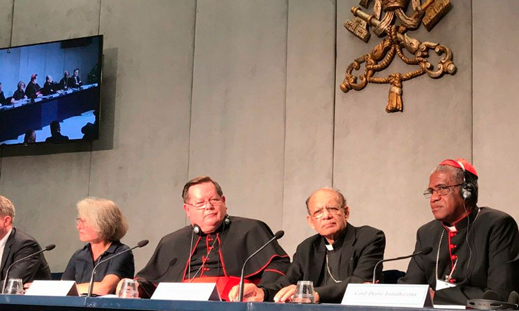 Conferencia de prensa en Vaticano