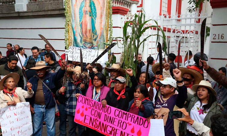 Manifestantes fuera de la casa de AMLO