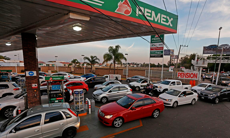 Largas filas en la gasolinera