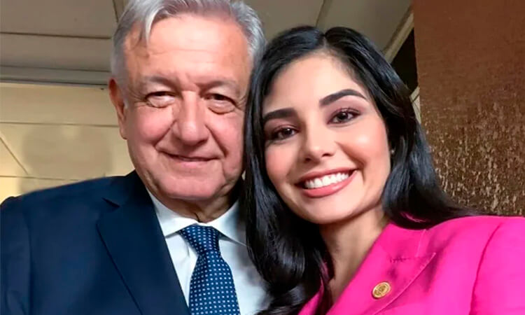 Foto diputada por Morena con AMLO