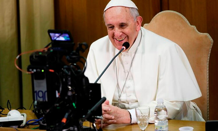 papa Francesco frente a una cámara