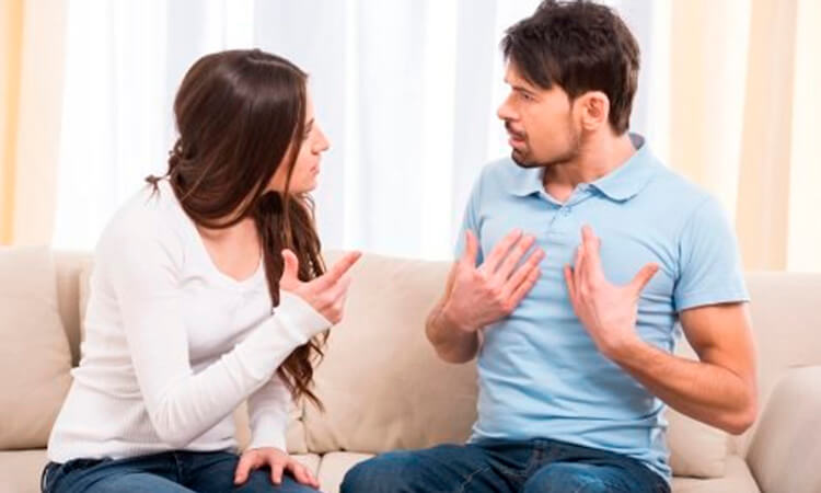 Imagen de una pareja discutiendo