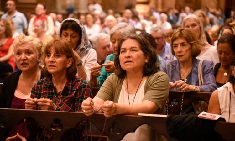 Imagen de mujeres en la Iglesia