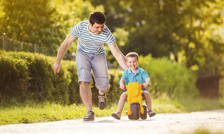 Papá jugando con niño