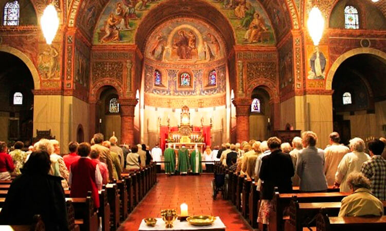 Personas en la iglesia