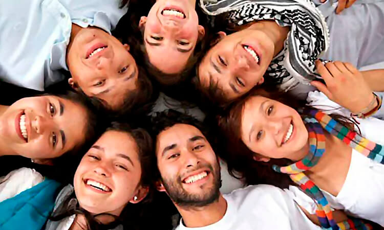 Imagen de personas mexicanas sonriendo