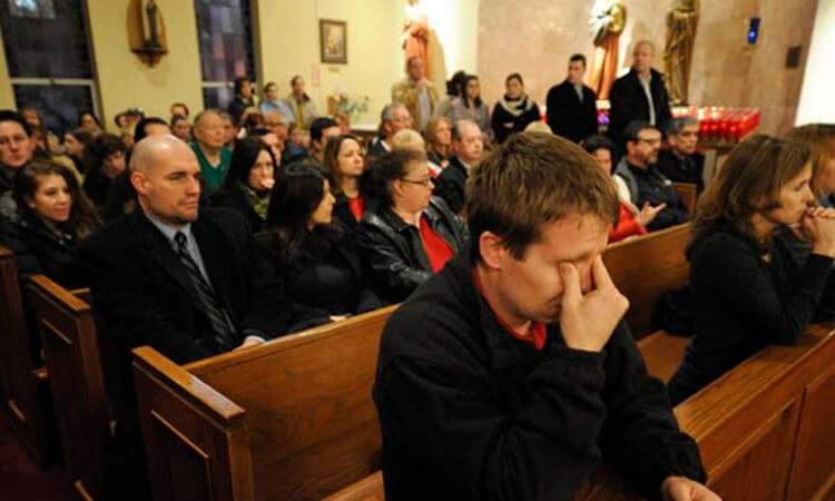 Personas rezando en iglesia