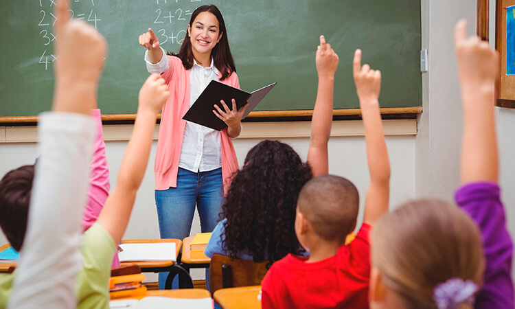 Alumnos en el salón de clases (o en la clase de matemáticas) con dudas