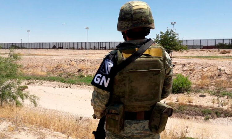 Migrantes en la frontera queriendo ingresar o salir de México / Guradia Nacional cuidando las fronteras