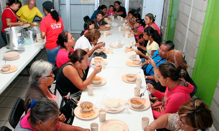Personas preparando alimento para los comedores comunicatarios
