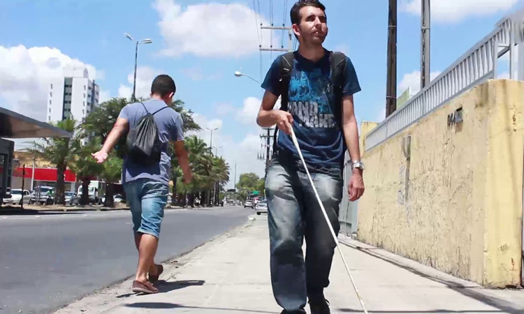 Persona débil visual con bastón blanco en la ciudad de México 