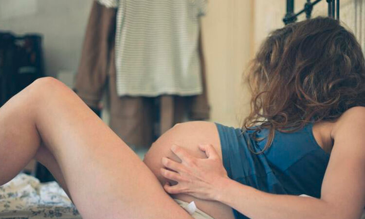 Mujer en labor de parto en coche, casa, fuera del hospital