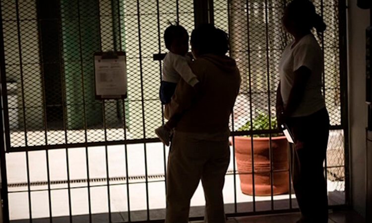 Madre en la cárcel con su hijo / Padre en la cárcel en visita con su familia