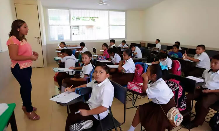 Profesor en aula con niños mexicanos