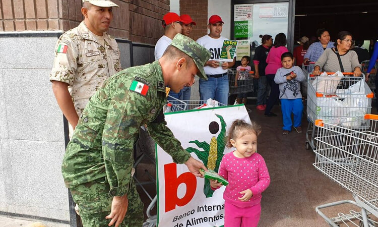 Personas trabajando en los bancos de alimentos / Rescate de comida