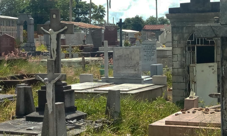 Cementerios saturados / Tumbas abandonadas