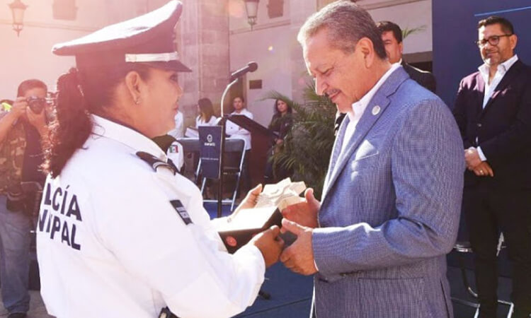 Mujer policía