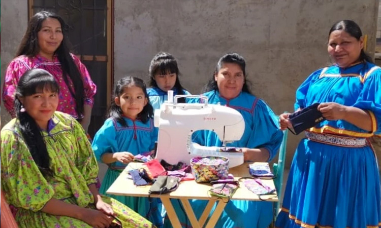 Mujeres rarámuris elaboran cubrebocas