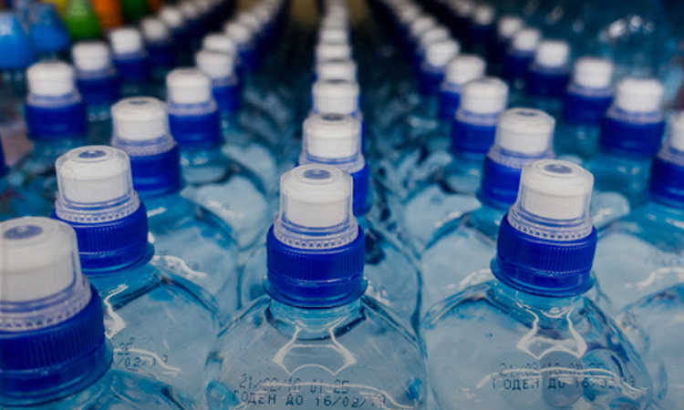 Una persona bebiendo agua embotellada