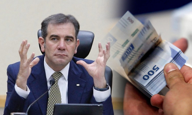 Una persona entregando dinero