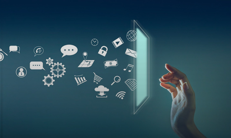 Una persona usando varios dispositivos electronicos