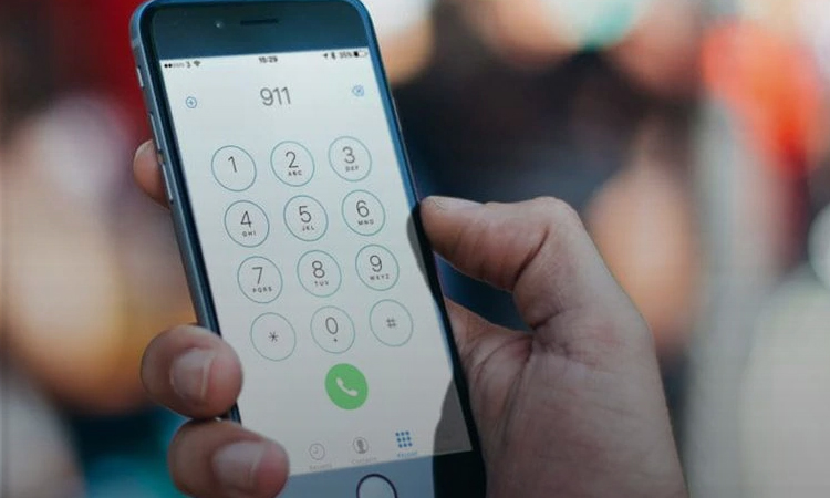 Una persona marcando al 911