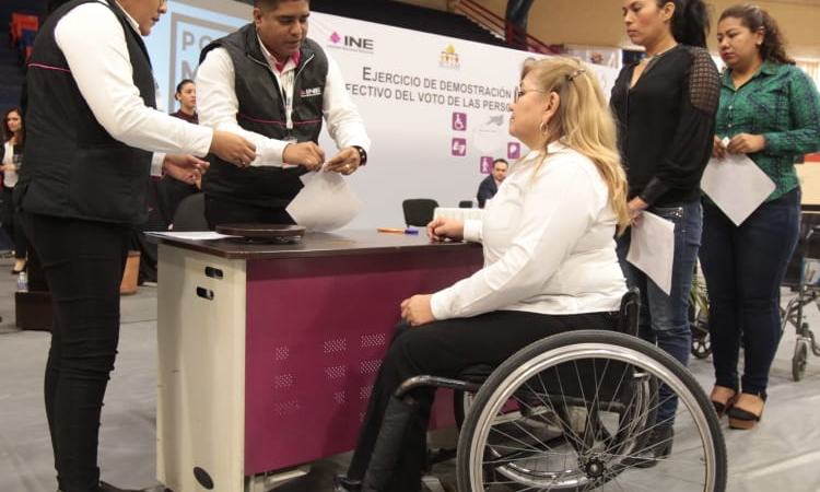 Persona con discapacidad votando