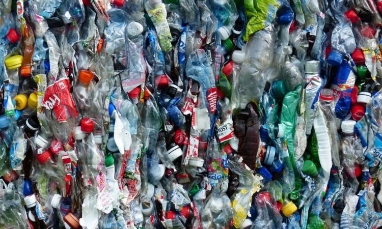 Metales en plásticos de un solo uso