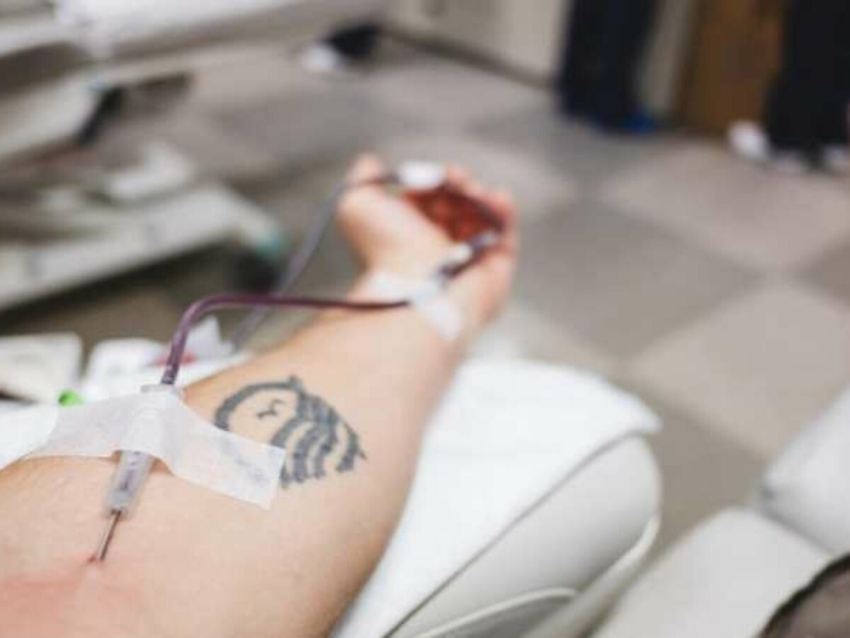 Se puede donar sangre con tatuajes?